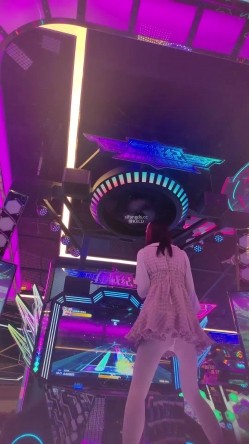 步行街拍抄底大神『KXCD』专挑年轻好看质量高的小姐姐 截图14