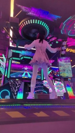 步行街拍抄底大神『KXCD』专挑年轻好看质量高的小姐姐 截图15