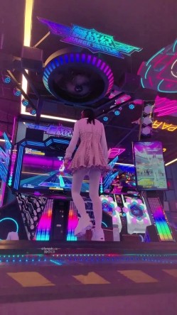 步行街拍抄底大神『KXCD』专挑年轻好看质量高的小姐姐 截图16