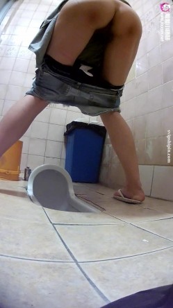 ️贵在真实，写字间公共女蹲厕全景偷拍，络绎不绝小姐姐方便 截图10