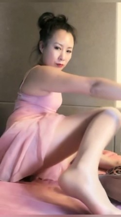 风韵犹存的熟女阿姨，超会撩逗人，一举一动都带着风情，三言两语就能让你射，太风骚了，超顶的淫语！ 截图14