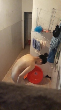偷拍女生在家里洗澡 截图6