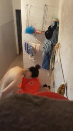 偷拍女生在家里洗澡 截图8