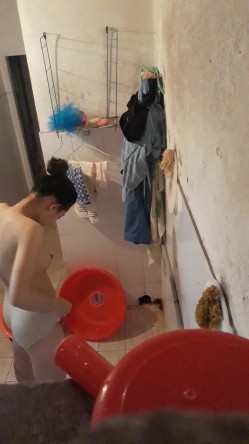 偷拍女生在家里洗澡 截图10
