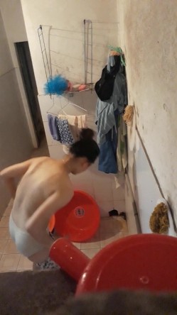 偷拍女生在家里洗澡 截图16