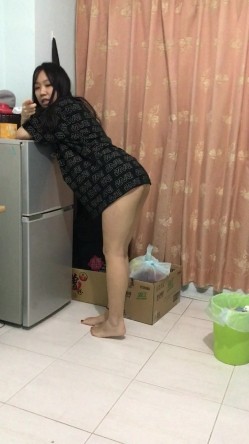 露脸才是王道！热情如火的反差大学骚妹子与男友不雅自拍流出~无套后入疯狂进出~光屁屁二传丢垃圾 截图1