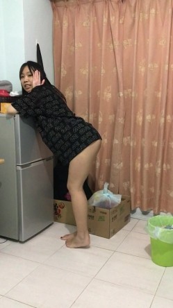 露脸才是王道！热情如火的反差大学骚妹子与男友不雅自拍流出~无套后入疯狂进出~光屁屁二传丢垃圾 截图2