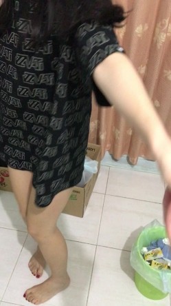 露脸才是王道！热情如火的反差大学骚妹子与男友不雅自拍流出~无套后入疯狂进出~光屁屁二传丢垃圾 截图15