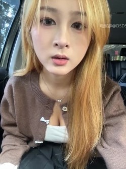 ️颜值主播【yuki_june】新人超高颜值黄发大眼睛美女、完美身材、户外商场真实漏出喷水 截图3