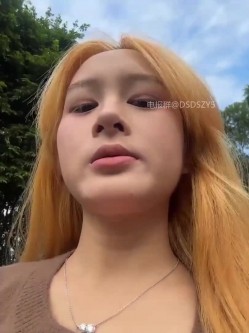 ️颜值主播【yuki_june】新人超高颜值黄发大眼睛美女、完美身材、户外商场真实漏出喷水 截图6