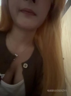 ️颜值主播【yuki_june】新人超高颜值黄发大眼睛美女、完美身材、户外商场真实漏出喷水 截图7