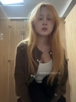 ️颜值主播【yuki_june】新人超高颜值黄发大眼睛美女、完美身材、户外商场真实漏出喷水 截图8