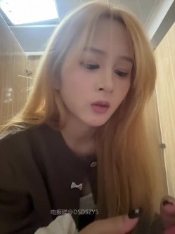 ️颜值主播【yuki_june】新人超高颜值黄发大眼睛美女、完美身材、户外商场真实漏出喷水 截图14