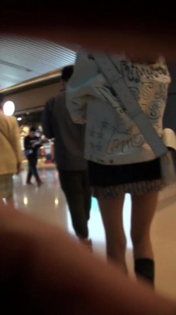 【商场抄底】长筒靴年轻宝妈带娃不穿内裤 女神级短裙小姐姐等10位美女出镜 截图7