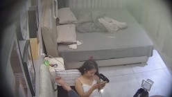 酒店偷拍反差婊气质妹子刚进入酒店就褪下裙子迫不及待等待男友的大屌插入 截图3