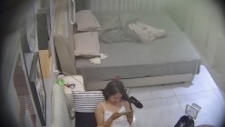 酒店偷拍反差婊气质妹子刚进入酒店就褪下裙子迫不及待等待男友的大屌插入 截图4
