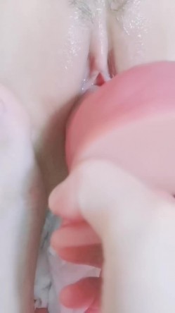 百合姐妹花小受撅着屁股让大姐玩弄，吃奶玩逼道具抽插，菊花都给爆了，穿上带鸡巴的内裤后入爆草浪叫不止 截图15