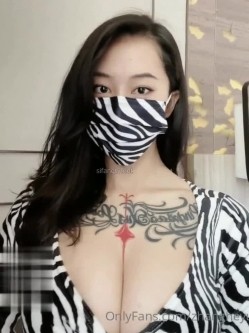 【极品高端流出】超人气女神『张贺玉』首次露点露鲍鱼超大尺度私拍流出 漂亮美乳 性感纹身 完美露脸 高清720P版 截图1