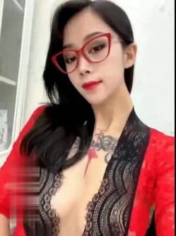 【极品高端流出】超人气女神『张贺玉』首次露点露鲍鱼超大尺度私拍流出 漂亮美乳 性感纹身 完美露脸 高清720P版 截图13
