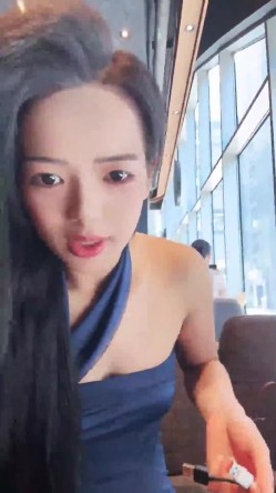 超美时尚女郎【小小晴】下海福利，露出狂，公厕爆菊喷水，健身房露出 截图6