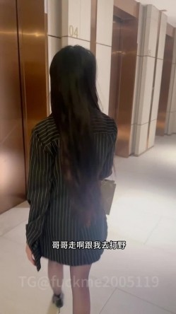 【年度最佳】颜值女神【晴宝】被多位金主包养泄密,第二弹 无论在哪里，什么时候做爱露出各式调教应有尽有 截图2
