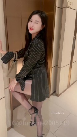 【年度最佳】颜值女神【晴宝】被多位金主包养泄密,第二弹 无论在哪里，什么时候做爱露出各式调教应有尽有 截图10