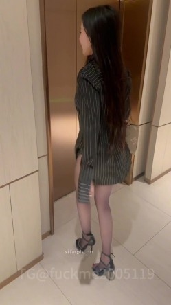 【年度最佳】颜值女神【晴宝】被多位金主包养泄密,第二弹 无论在哪里，什么时候做爱露出各式调教应有尽有 截图16