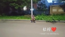 推特【桔梓】露出博主，户内外露出自慰学母狗撒尿，小区公园商场，颜值还不错，身材好胆子大 截图5
