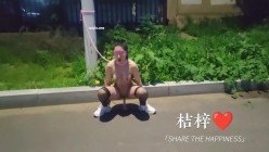 推特【桔梓】露出博主，户内外露出自慰学母狗撒尿，小区公园商场，颜值还不错，身材好胆子大 截图6