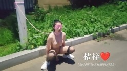 推特【桔梓】露出博主，户内外露出自慰学母狗撒尿，小区公园商场，颜值还不错，身材好胆子大 截图12