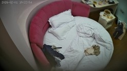 酒店情趣圆床偷拍 大哥吃饱喝足后被骚妇堵床上交口粮生无可恋 截图1