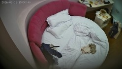 酒店情趣圆床偷拍 大哥吃饱喝足后被骚妇堵床上交口粮生无可恋 截图2