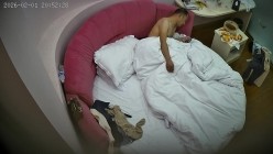 酒店情趣圆床偷拍 大哥吃饱喝足后被骚妇堵床上交口粮生无可恋 截图12