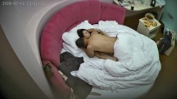酒店情趣圆床偷拍 大哥吃饱喝足后被骚妇堵床上交口粮生无可恋 截图13