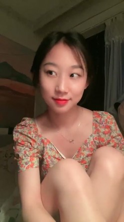 这个超级漂亮又清纯的校花妹子，脸蛋长得太有特点了 让人一眼就能记住，性感的红唇和兔牙，100%女朋友的感觉 截图1