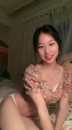 这个超级漂亮又清纯的校花妹子，脸蛋长得太有特点了 让人一眼就能记住，性感的红唇和兔牙，100%女朋友的感觉 截图2