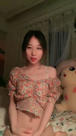 这个超级漂亮又清纯的校花妹子，脸蛋长得太有特点了 让人一眼就能记住，性感的红唇和兔牙，100%女朋友的感觉 截图4