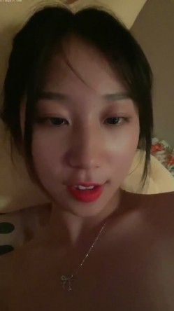 这个超级漂亮又清纯的校花妹子，脸蛋长得太有特点了 让人一眼就能记住，性感的红唇和兔牙，100%女朋友的感觉 截图16