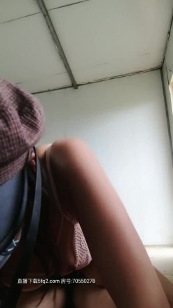 简易房里的小姐姐与小哥偷情，口交都那么急促有激情，躺在地上跟大哥玩69.饥渴难耐主动上位抽插奶子乱晃 截图5