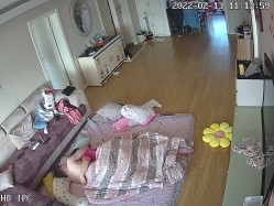 新流出黑客破解【家庭摄像头】新婚小夫妻 上来就是扒内裤一顿操 截图3