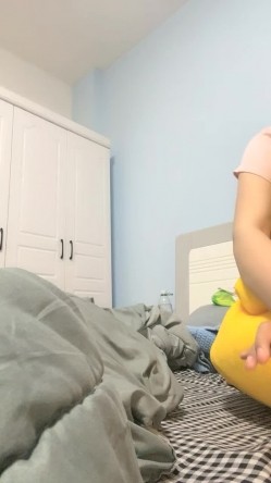 金发双马尾萌妹！开档黑丝骚逼刮毛！假屌磨蹭插入，快速抽插后入，娇喘呻吟极度淫骚 截图9