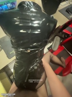 杭州炮哥真实约炮日记《约啪打游戏认识的大奶妹妹》在校大学生 真的是反差母狗 抱在座子上爆操 乖巧的不行 截图8
