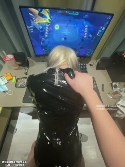 杭州炮哥真实约炮日记《约啪打游戏认识的大奶妹妹》在校大学生 真的是反差母狗 抱在座子上爆操 乖巧的不行 截图9