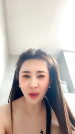 两个熟女小阿姨露脸跟大哥酒店激情4P啪啪直播，全程露脸揉奶玩逼口交大鸡巴，各种体位蹂躏爆草浪叫呻 截图2