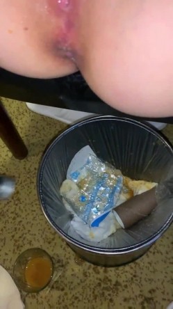 《字母圈顶级大神 ️极限调教阴环骚母狗》震撼全网露脸反差婊体验各种虐阴虐肛，玩法花样多，吃屎喝尿啪啪生殖器各种操作 截图15