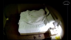 上帝视角  中年夫妻住店操逼日常 男人有点小手段 摸摸搞搞 扣扣舔舔的把时间拉长也让媳妇儿爽了 截图4