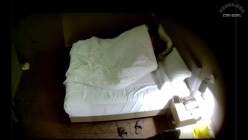 上帝视角  中年夫妻住店操逼日常 男人有点小手段 摸摸搞搞 扣扣舔舔的把时间拉长也让媳妇儿爽了 截图11