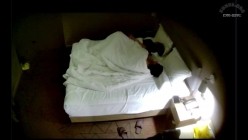 上帝视角  中年夫妻住店操逼日常 男人有点小手段 摸摸搞搞 扣扣舔舔的把时间拉长也让媳妇儿爽了 截图12