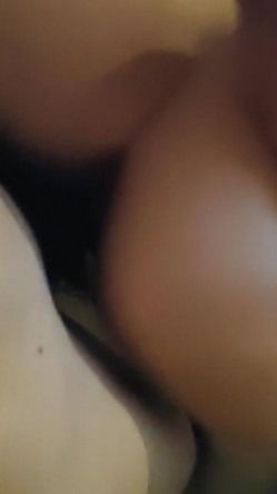 调教打王者菜鸟大长腿，又骚又爱玩，叫声浪上加上，操到她痉挛丢下手机！ 截图3