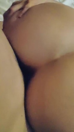 调教打王者菜鸟大长腿，又骚又爱玩，叫声浪上加上，操到她痉挛丢下手机！ 截图4